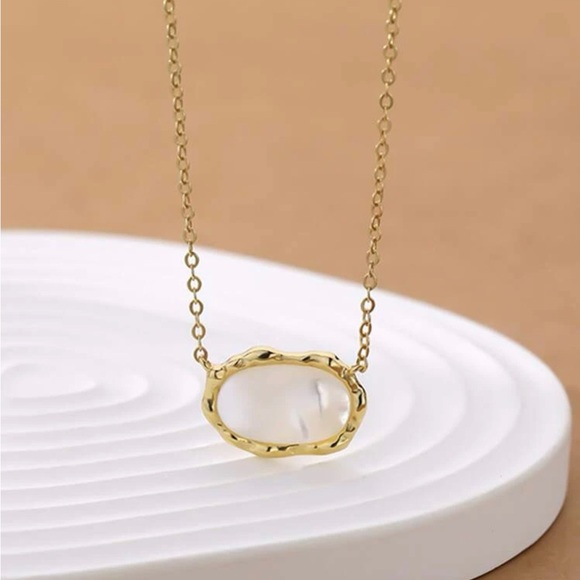 Oval Decor pearl Necklace - Picture 2 of 6